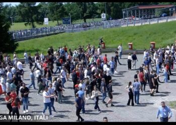 FOTOT/ Shqiptarët në Itali në radhë jashtë pallatit të sportit për të pritur Ramën