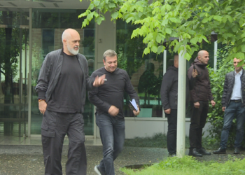 Mbledhja me drejtuesit politikë në PS, Rama nuk heq dorë nga takimi me shqiptarët në Athinë më 12 maj