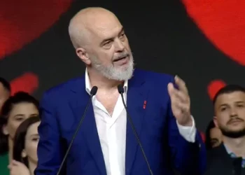 Rama nuk kursen batuat: Nëse ju shohin shtrembër, ju shihini me kokën lart dhe u thoni “A ka ndonjë gjë?”