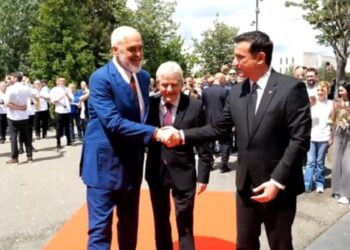 “Qytetar nderi”/ Rama në ceremoninë e nderimit të Ali Ahmetit nga bashkia e Tiranës