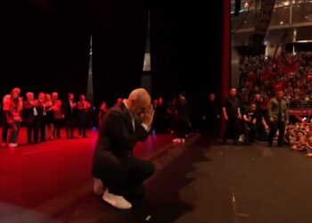 FOTO-LAJM/ Rama ulet në gjunjë para shqiptarëve në Athinë, përqafim nga bashkëshortja