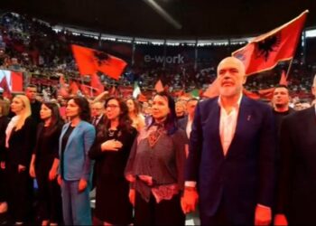 FOTO-LAJM/ Takimi i Ramës me shqiptarët në Itali, këndohet himni kombëtar i Shqipërisë dhe Italisë