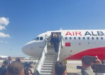 Rama mbërrin në Athinë për takimin me emigrantët shqiptarë, momenti kur zbret nga avioni! E pranishme edhe Linda Rama