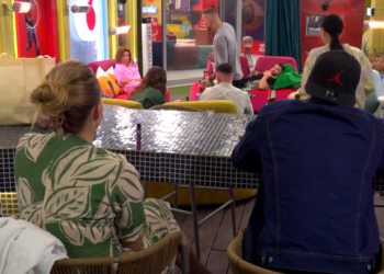 Egla pyet Romeon: Ke patur gjë jashtë me Erjolën? Aktori: Pse më vë në siklet? Çfarë të bëra?