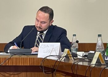 FOTO-LAJM/ “Zbato ligjin”, Gogu i vendos tabelë Salianjit te komisioni i TIMS