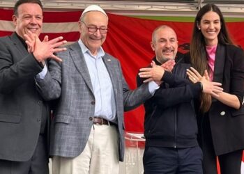 Me ‘plis’ e ‘Shqiponjë/ Ambasadori Bushati ndan skenën me Schumer në New York, senatori amerikan: Jam miku më i mirë i Shqipërisë në SHBA