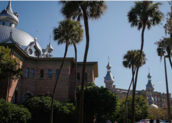 Studentja lind në tualetin e konviktit dhe e hedh foshnjën në kosh: E lava, e mbështolla me peshqir dhe…!