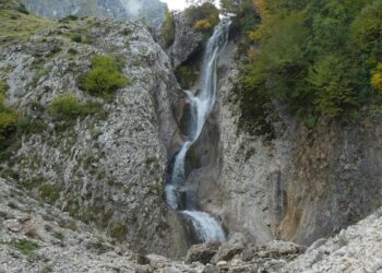 Turistja gjermane bie në ujëvarë, transportohet drejt Traumës me lëndime të rënda në kokë dhe trup