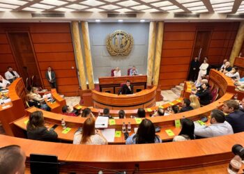 Pas dhunës me molotovë, opozita hesht në Këshillin Bashkiak të Tiranës