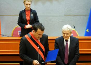 Ali Ahmeti merr titullin ‘Qytetar Nderi’ në Tiranë, Veliaj: Modeli i një politikani dhe aktivisti të vërtetë