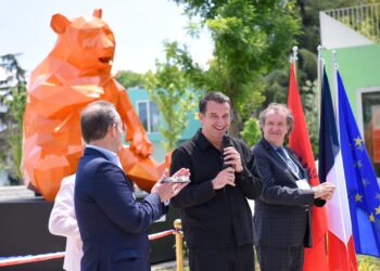 Java Franceze e Kulturës/ Veprat e skulptorit të njohur francez, Richard Orlinski ekspozohen te Piramida, Veliaj: Në finale mbeten punët, jo fjalët