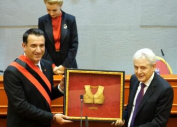 Tirana nderon Ali Ahmetin me titullin “Qytetar Nderi”, Veliaj: Ali Ahmeti, frymëzues dhe misionar, do të mbetet në historinë e gjatë të kombit dhe qytetit tonë