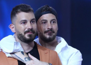 VIDEO/ Romeon e ngacmojnë se nuk “di të lexojë”, ja problemi shëndetësor që kanë dy vëllezërit Veshaj