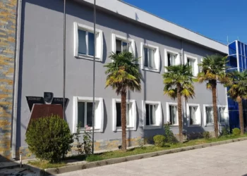 Mbajti mbi 16 orë në dhomat e paraburgimit të shoqëruarin, edhe pas verifikimit, pezullohet nga detyra oficeri i Vlorës