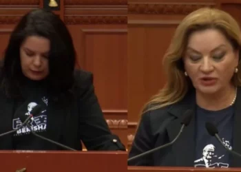 Vokshi shfaqet në Kuvend me bluzën ‘Lironi Berishën’, ironizon Balla: Albana hiqe bluzen, se le nam