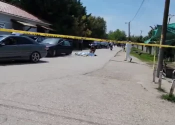 VIDEO/ “O Zot, o Zot!”, mes lotësh, momenti kur i afërmi identifikon viktimën e shtrirë në tokë, kundërshton policët