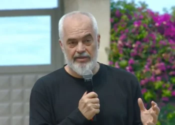 “Jeni pak republikë më vete nga mendja”, Rama me himariotët: Ca me Tiranën e ca me Athinën? Lodra politike me zemrat tuaja…