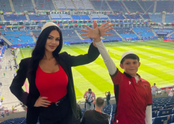 FOTO/“Tifozja më seksi” e Evropës bën tifo për Kombëtaren, bën shqiponjën në stadium, fotot bëjnë xhiron e rrjetit