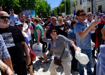 FOTOLAJM/ Djegie gomash e mollë jashtë, kaos brenda, çfarë po ndodh sot në Kuvend
