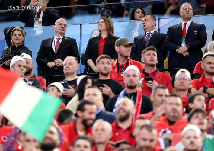 FOTO: Rama ndjek ndeshjen Shqipëri-Itali në stadiumin e Dortmundit, Linda e veshur kuqezi