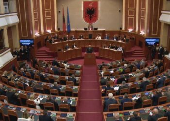 Nisma e PS, “Zëri i Amerikës”: SHBA e BE këmbëngulin në nevojën e një procesi gjithëpërfshirës