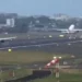 VIDEO/ Momente terrori në aeroport, dy avionë rrezikojnë përplasjen në pistë