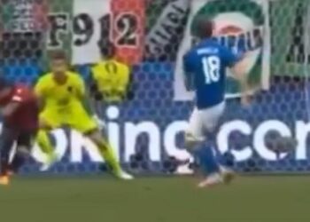 Rrjeti ‘kryqëzon’ Hysajn: Uli kokën mos goditet nga topi (Video virale)