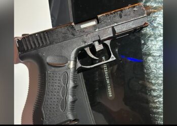 Kanosi me pistoletë kuzhinierin pas një konflikti, shpallet në kërkim 33-vjeçari në Velipojë