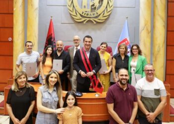 6 qytetarë marrin nënshtetësinë shqiptare, Veliaj: Misioni, ta çojmë Shqipërinë përpara