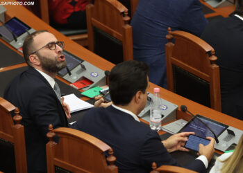 Bardhi “zhvesh” deputetët e Bashës nga funksionet, i zëvendëson me të Berishës