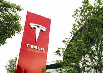 Tesla shton udhëzime duke përmirësuar navigimin në makinë