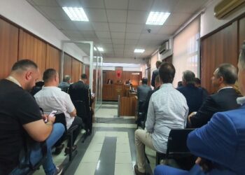 Trupi gjykues tërhiqet për vendimin / Grupi i Berishës dhe PD e Bashës përplasen për vulën në sallë