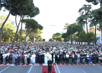 FOTO/Mijëra besimtarë falin namazin në Bulevardin “Dëshmorët e Kombit”