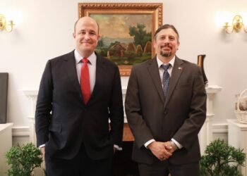 Shpallën Berishën non-grata dhe presin reformën… SHBA sjell në Tiranë zyrtarin e lartë të Antikorrupsionit