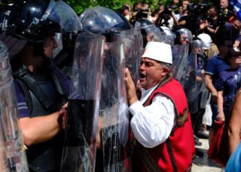 “Jemi luanët e Sali Berishës”, molotovë, goma e shishe qelqi! Protestuesit përplasen me Policinë!
