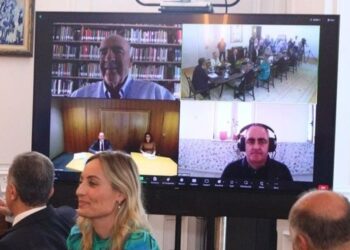 Mitsotakis fton në zyrë 7 eurodeputetët e tij, Beleri shfaqet LIVE me Skype nga qelia