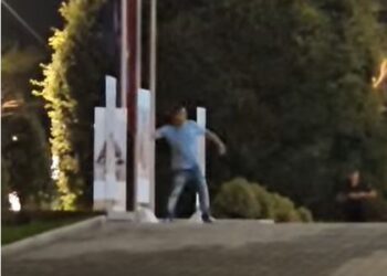 VIDEO/Një person gjuan me gurë në drejtim të Kryeministrisë, neutralizohet nga Policia