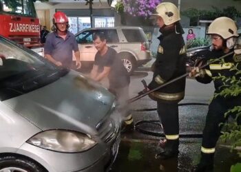 Durrës/Merr flakë makina e parkuar, zjarrfikësit në vendngjarje