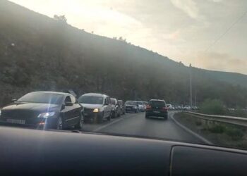 Largimi i pushuesve nga bregdeti, radhë kilometrike automjetesh në Lezhë