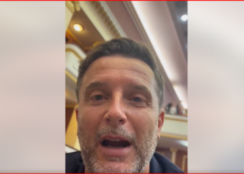 VIDEO / Braçe poston “selfie” nga Kuvendi: As për rroga e as për pensione… Ja për çfarë protestojnë këta…