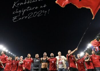 Ndeshja me Italinë/ Ambasada e SHBA dhe delegacioni i BE tifo për kuqezinjtë: Forca Shqipëria!