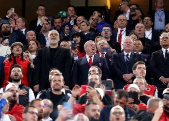 FOTO: Rama ndjek ndeshjen Shqipëri-Itali në stadiumin e Dortmundit, Linda e veshur kuqezi