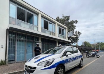 Itali, burri mbyt ish-gruan me kabllo elektrik dhe shkon në polici me trupin e saj në bagazh