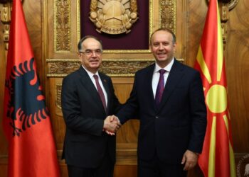 Begaj takon kryetarin e Kuvendit në Maqedoninë e Veriut: Të punojmë së bashku si shqiptarë