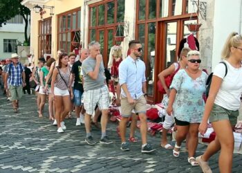 Mbi 3.3 mln turistë hynë në Shqipëri në 5 muaj, Kumbaro: 38% më shumë vizitorë në maj