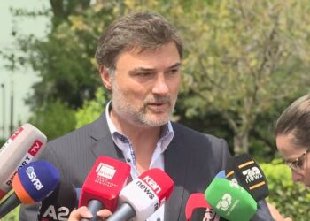 Alibeaj dorëzon kërkesën në Kuvend: Më hiqni sa më parë nga PD dhe shpalleni në seancë vendimin tim