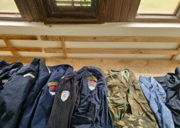 Zbulohen dhjetëra uniforma në veri, ministri Sveçla: Tentativë e Serbisë për destabilizim