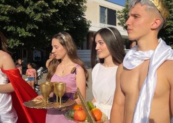 Karnavalet e Korçës, festivali shumëngjyrësh që po kthehet në “magnet” edhe për turistët