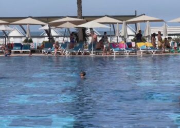 Problemet nga pishinat, kontroll 120 subjekteve për cilësinë e ujit dhe sasinë e klorit