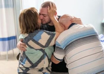 “Vdiq nga pikëllimi!” Babai i një prej pengjeve të liruara nga Hamasi ndërron jetë disa orë para se t’i kthehej i biri